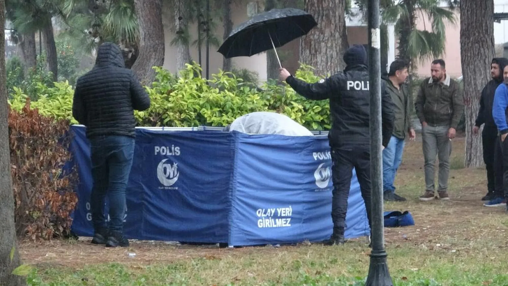 Mobilya ustası parkta ölü bulundu, ceset şemsiye altında incelendi