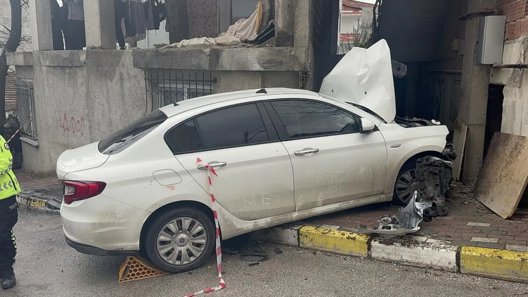 Freni boşalan otomobil binanın duvarına çarptı: 2'si ağır 4 yaralı