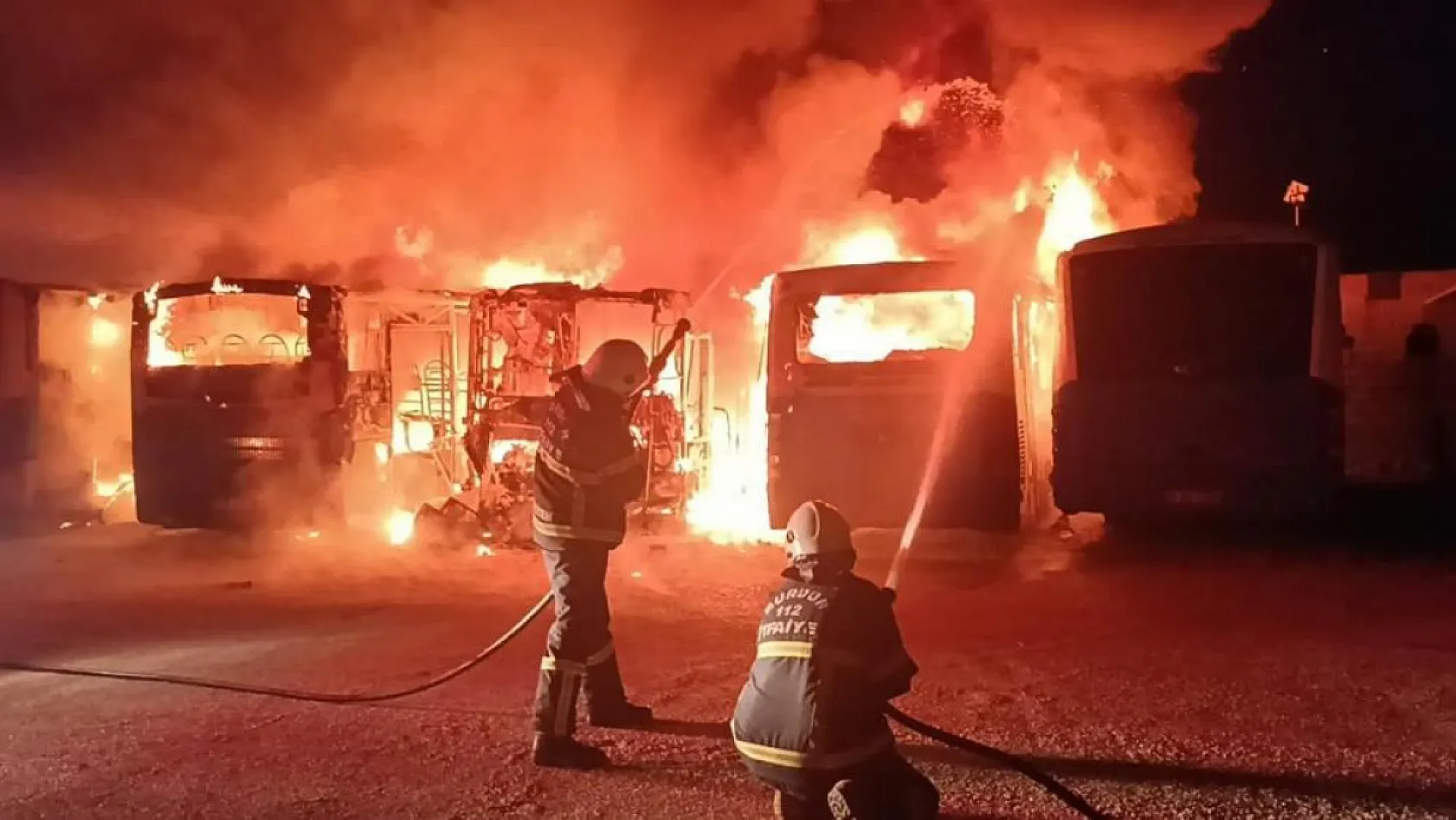 Feci yangın: 5 halk otobüsü alev alev yanarak hurdaya döndü