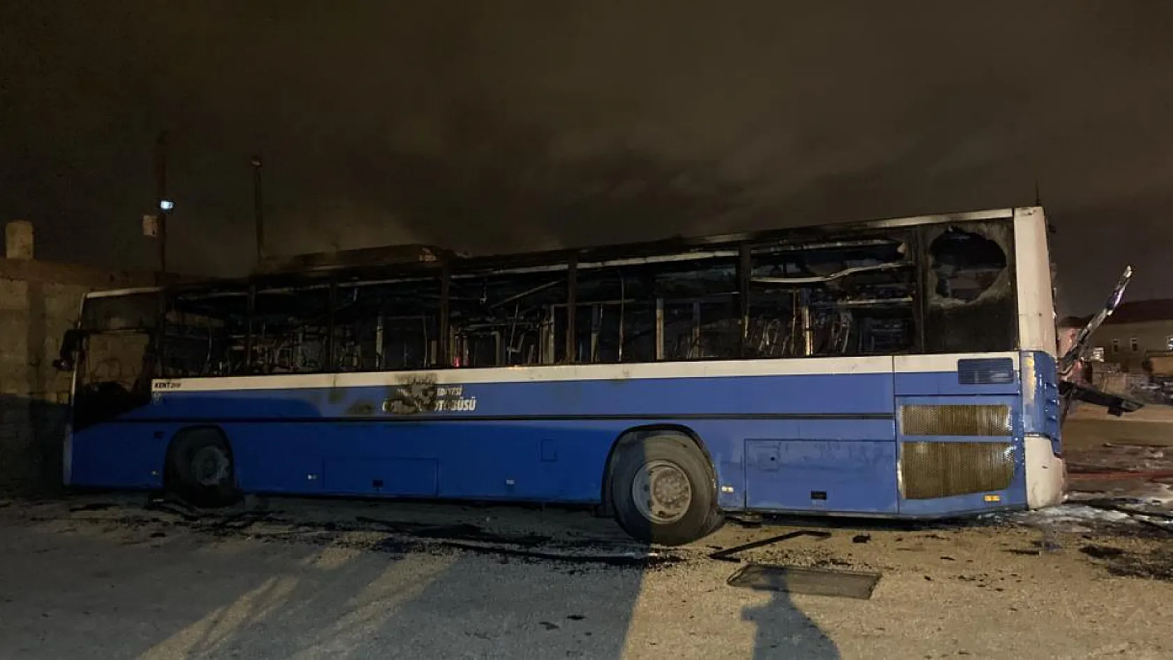 Feci yangın: 5 halk otobüsü alev alev yanarak hurdaya döndü