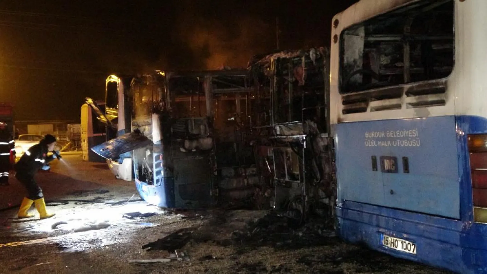 Feci yangın: 5 halk otobüsü alev alev yanarak hurdaya döndü