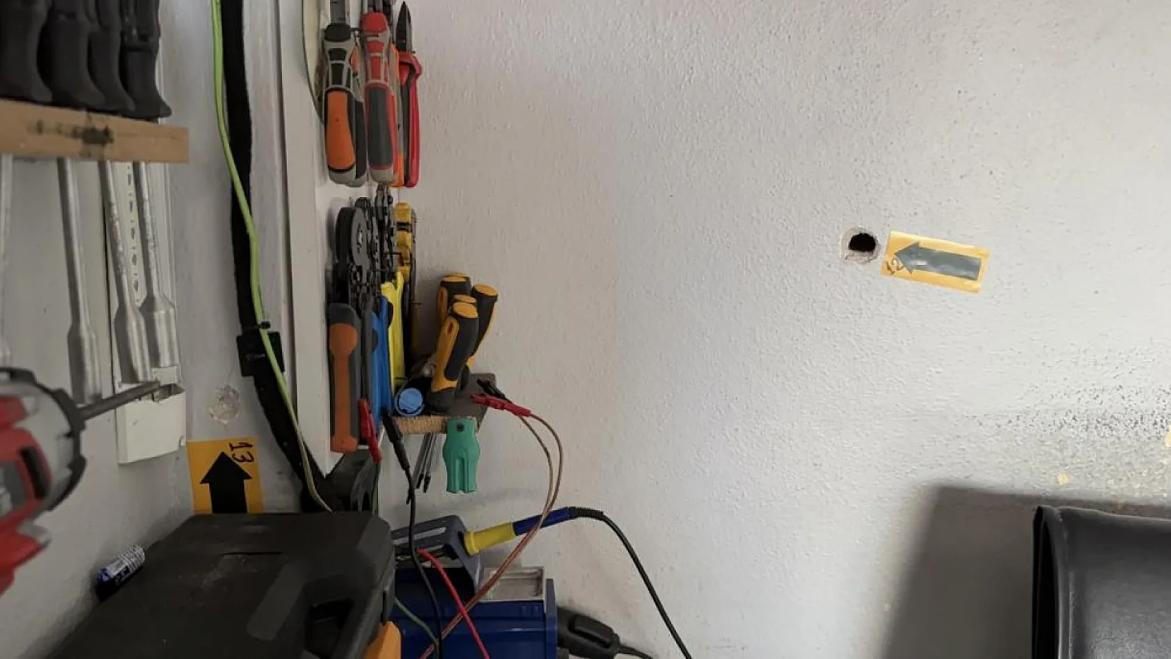 Motosikletli 2 kişi işyerine kurşun yağdırdı