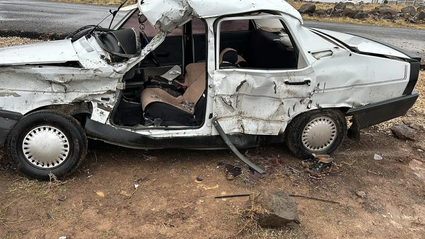 Hafriyat kamyonu ile otomobil çarpıştı: 1 ölü, 3 yaralı