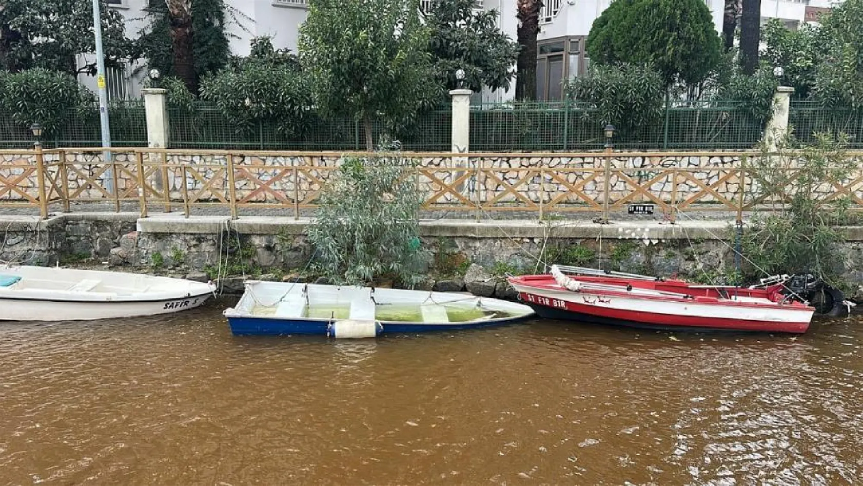 Marmaris'te lodos ve sağanak yağış denizin rengini değiştirdi