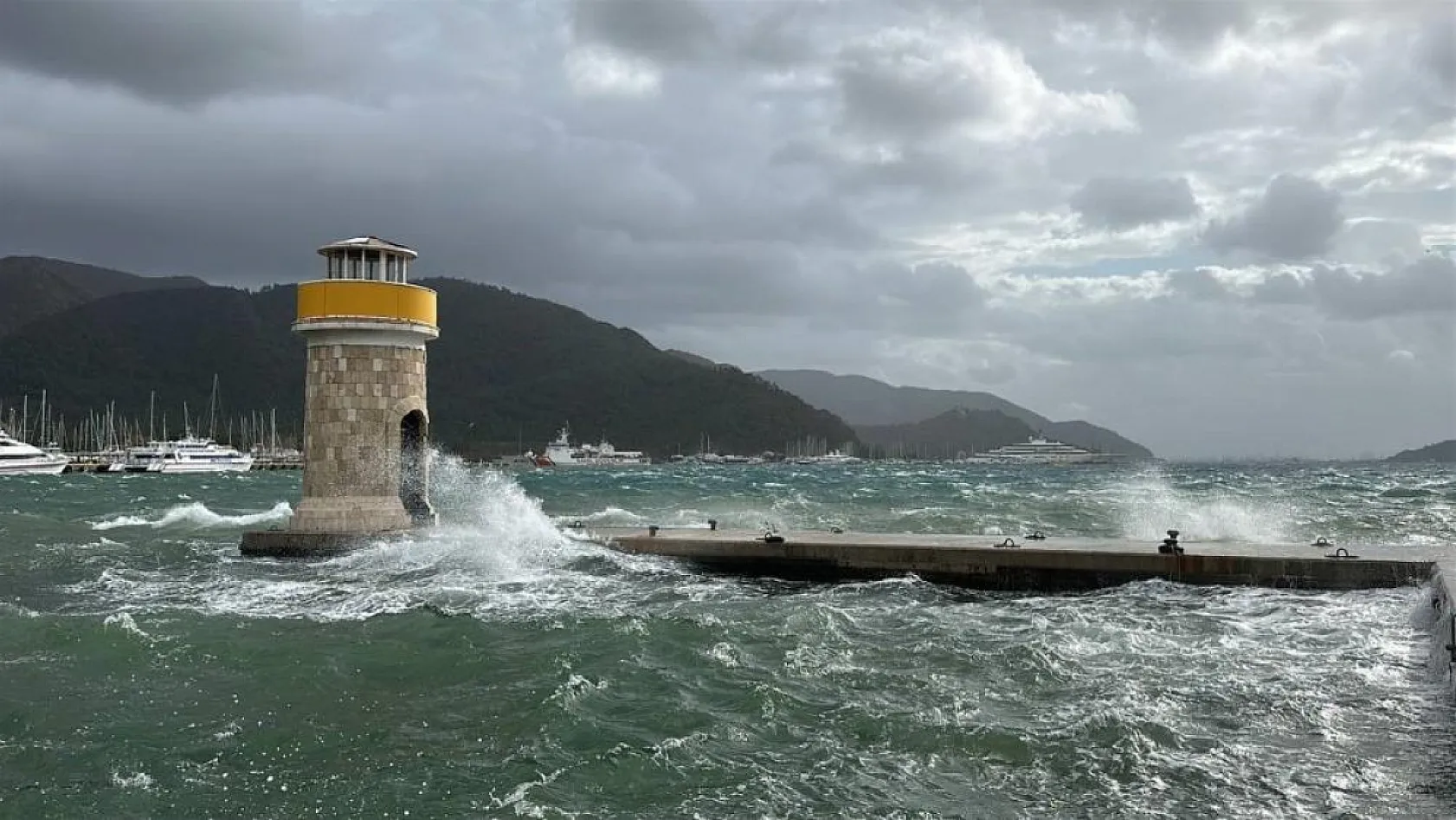 Marmaris'te lodos ve sağanak yağış denizin rengini değiştirdi