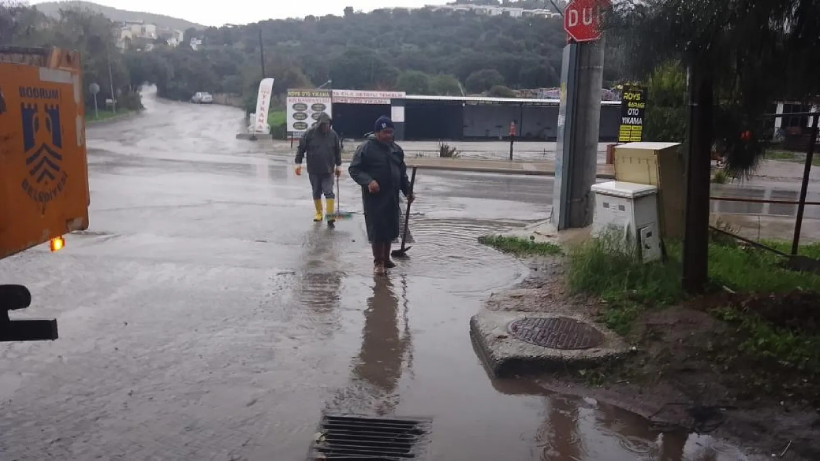 Bodrum'da dere yatağında mahsur kalan iki araç belediye ekipleri tarafından kurtarıldı
