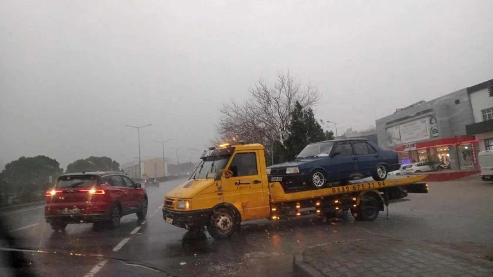 Menteşe'de sağanak yağış hayatı olumsuz etkiledi