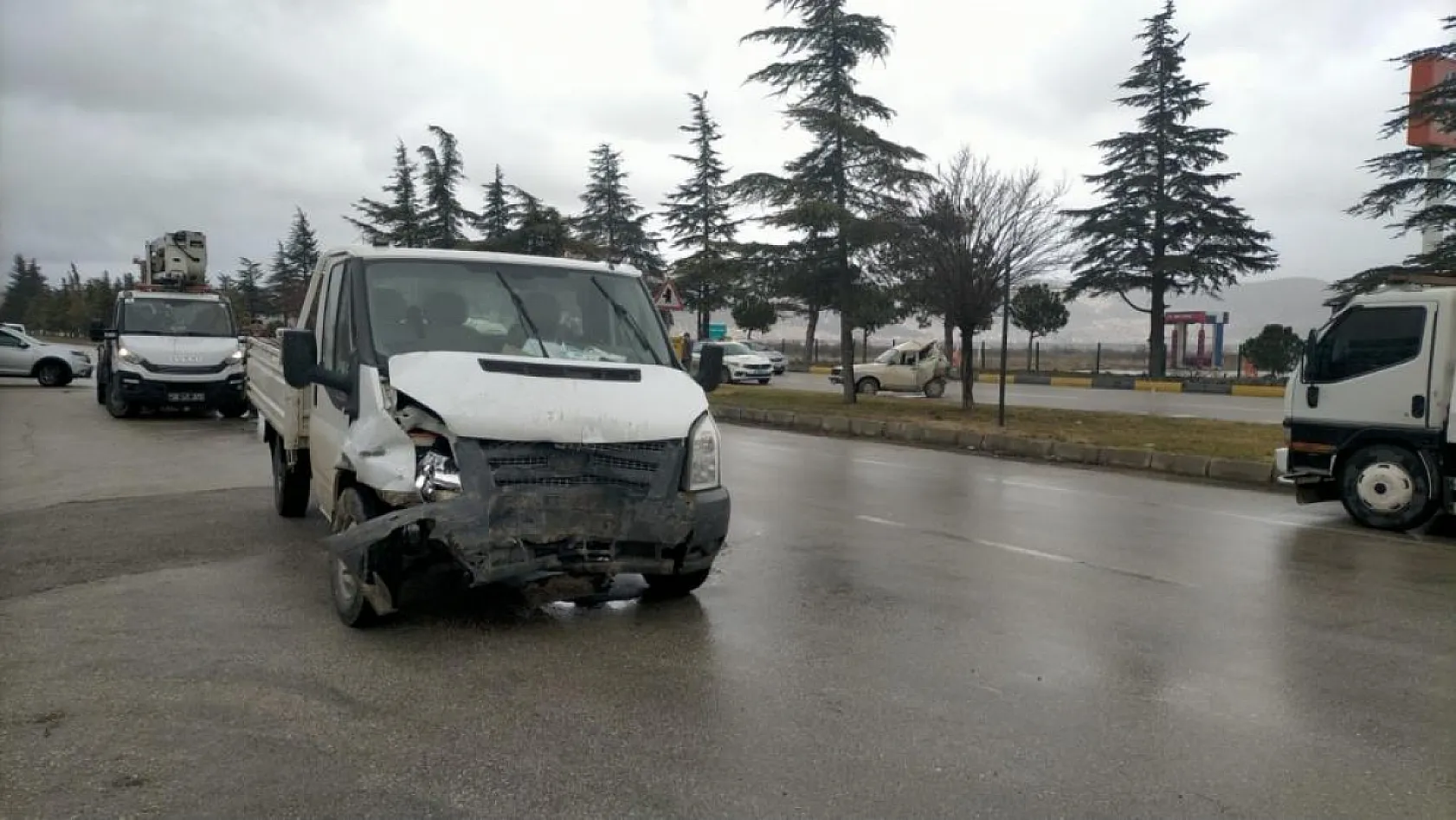 Kamyonet otomobile çarptı: 1 ölü