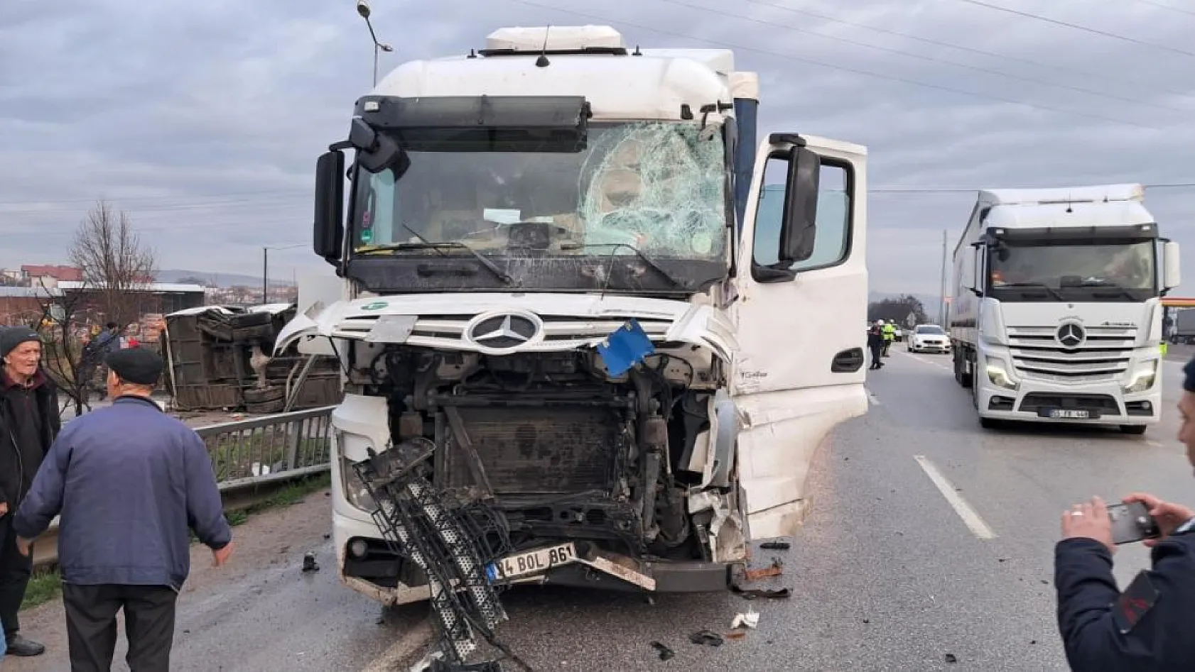 Okul servisi ile tır çarpıştı 8 öğrencinin durumu ağır
