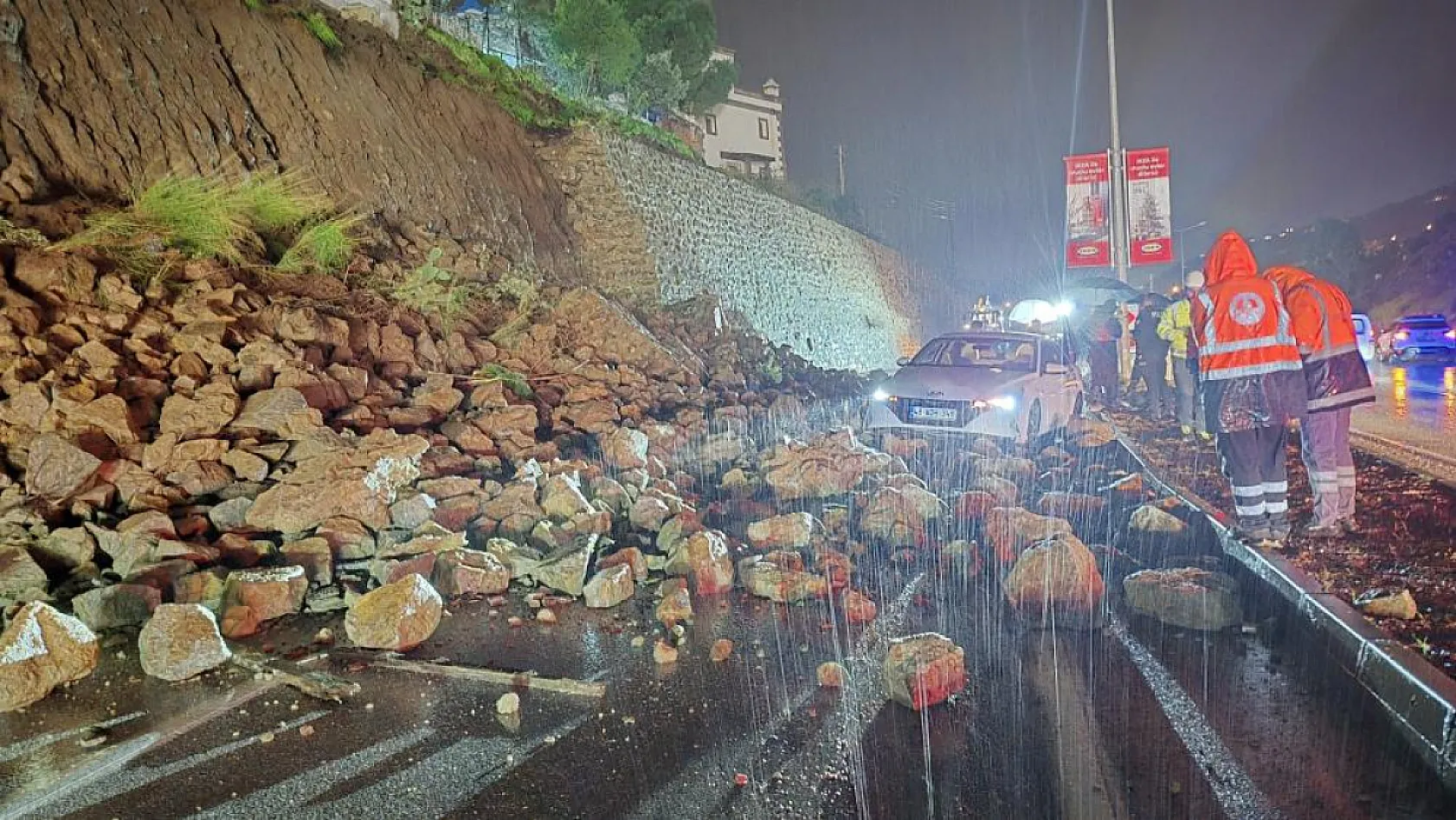 Bodrum'da istinat duvarı karayoluna çöktü