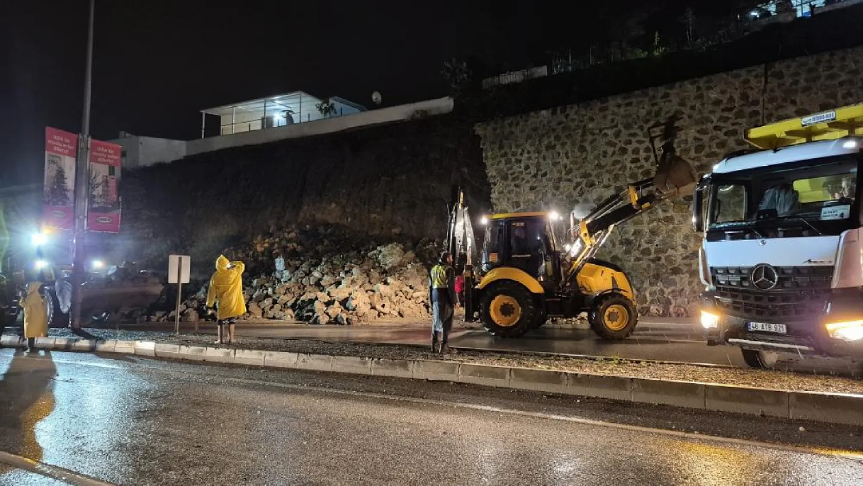 Bodrum'da istinat duvarı karayoluna çöktü