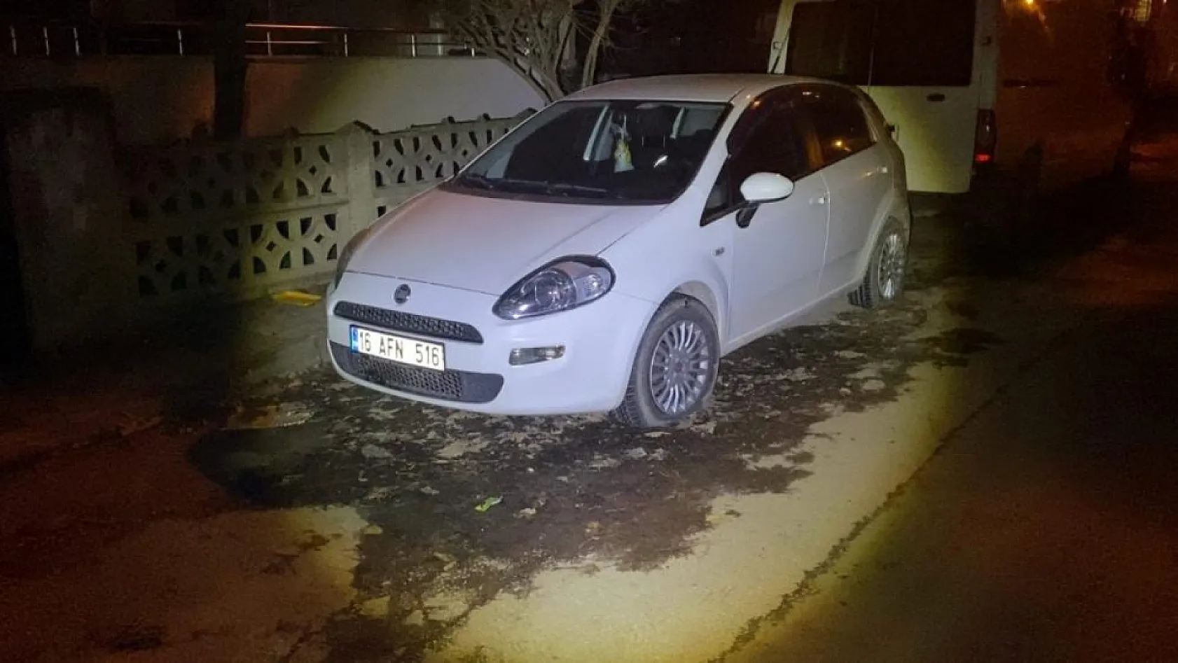 Hem park halindeki araçların lastiklerini hem de kendini kesti