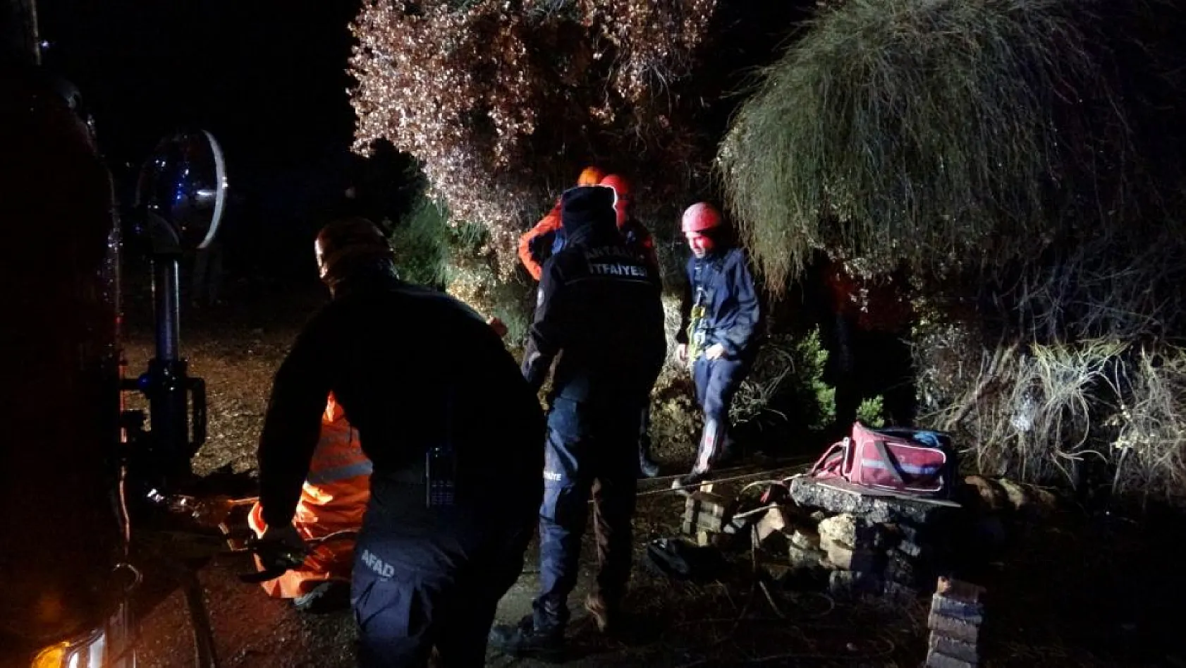 Falezlerden denize düşen araç için ekipler arama çalışması yaptı