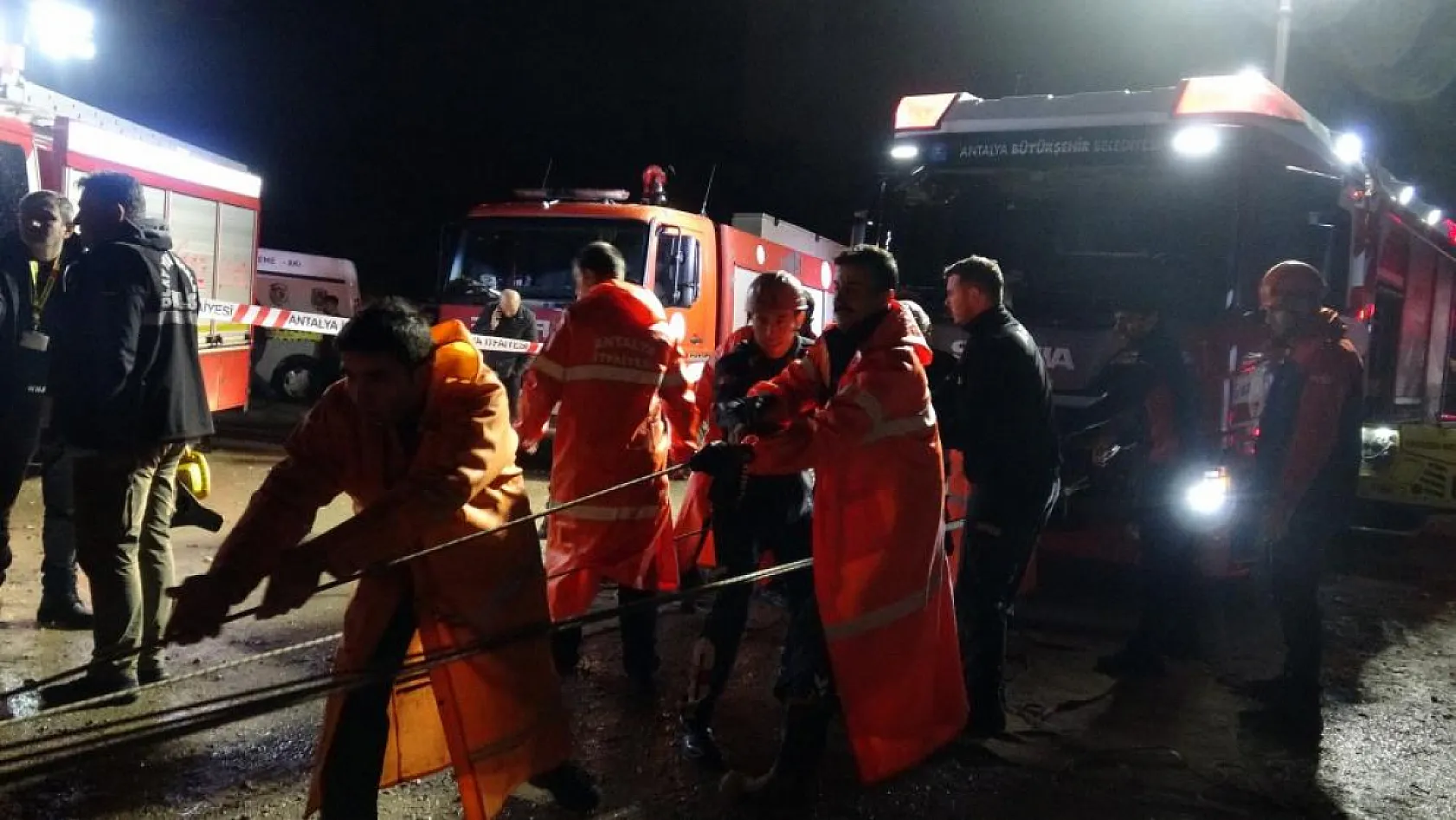 Falezlerden denize düşen araç için ekipler arama çalışması yaptı