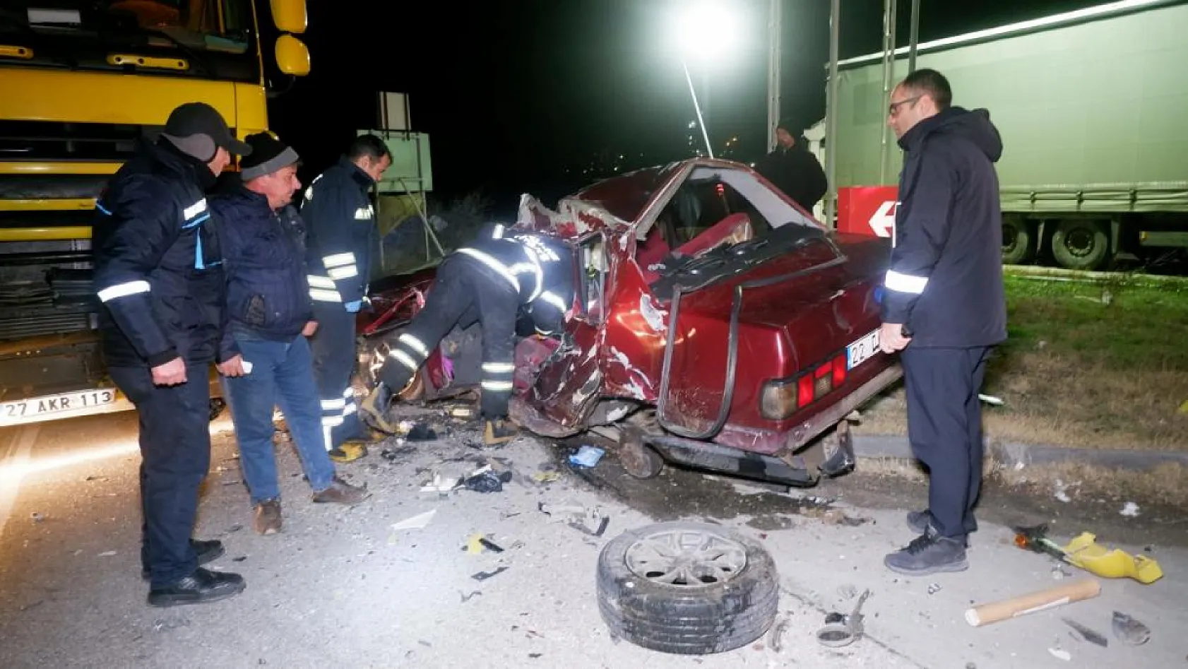 Tır ile otomobilin çarpıştığı feci kazada otomobil sürücüsü hayatını kaybetti
