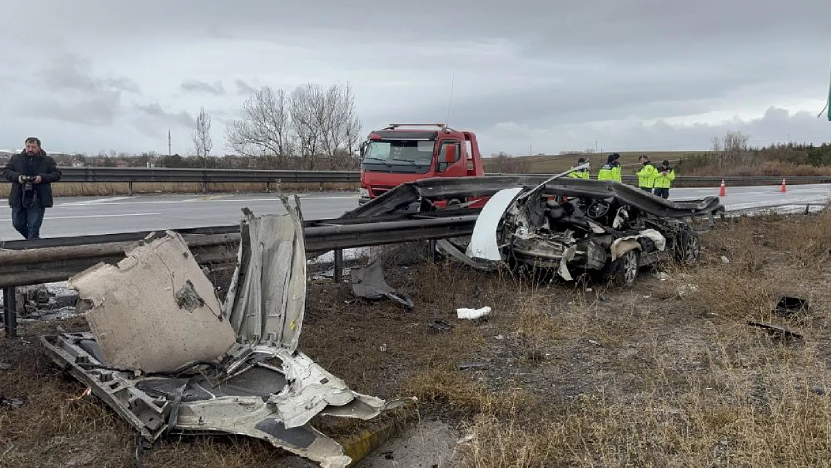 Bariyerlere ok gibi saplanan aracın motoru ve tavanı koptu