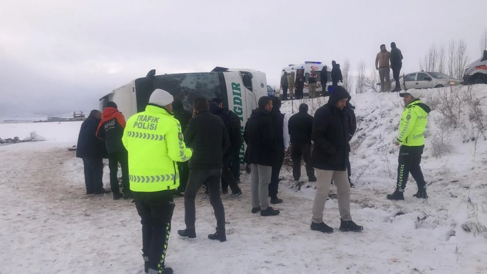 Yolcu otobüsü devrildi: 23 yaralı