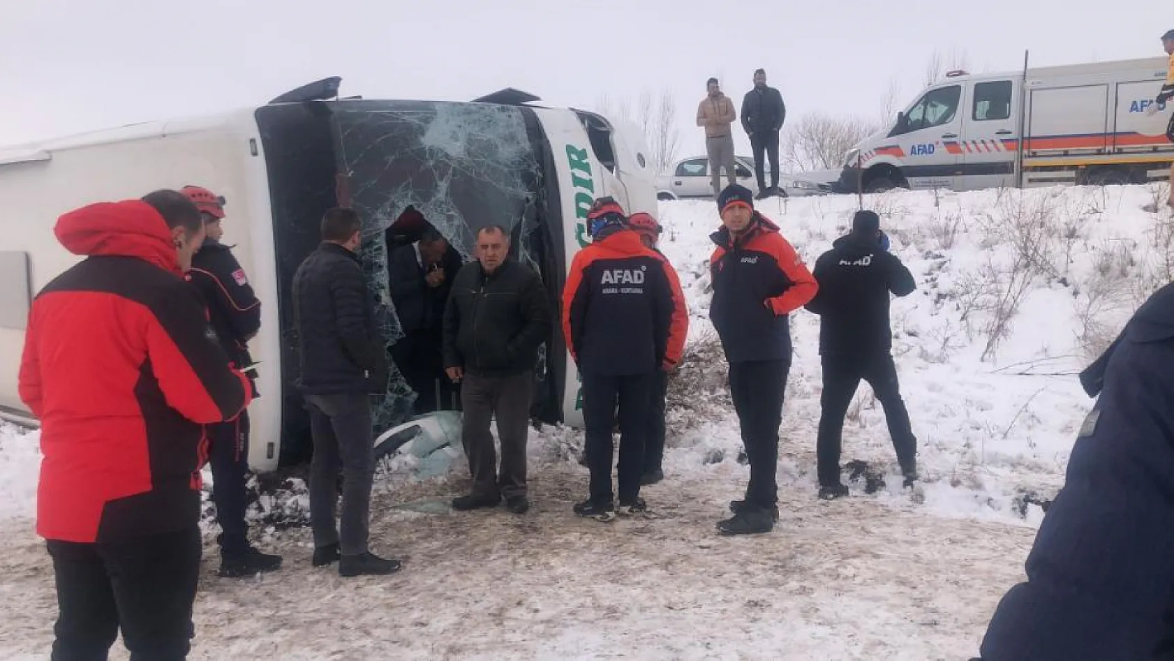 Yolcu otobüsü devrildi: 23 yaralı