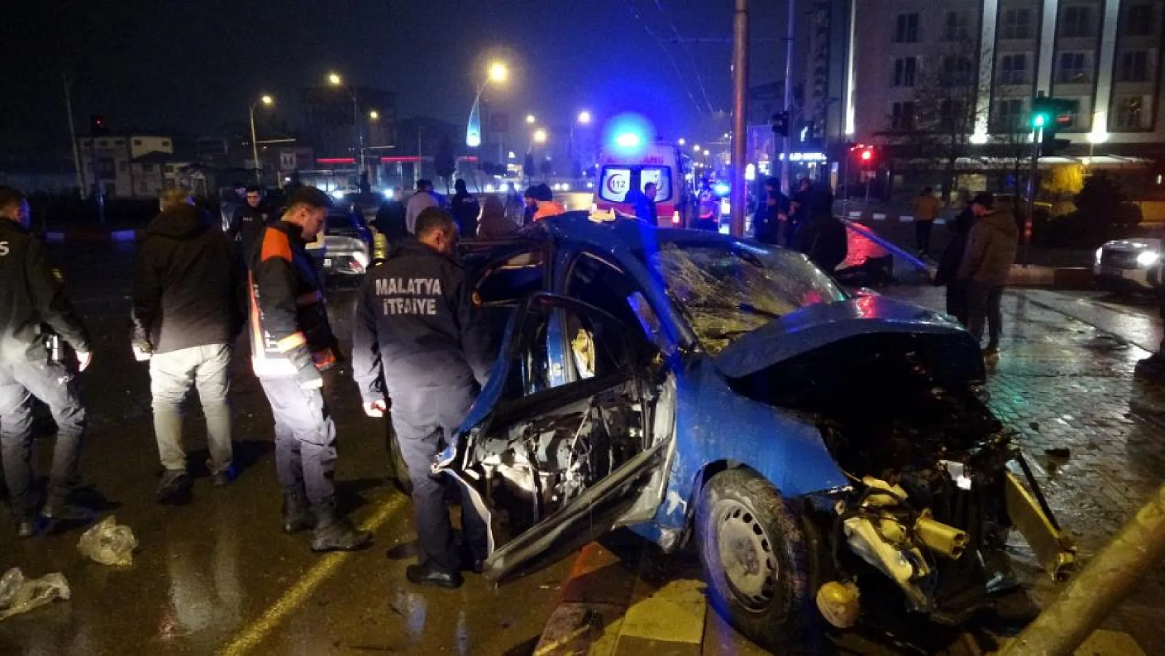 Feci kaza... Kavşakta çarpışan 2 araç hurdaya döndü: 4 yaralı