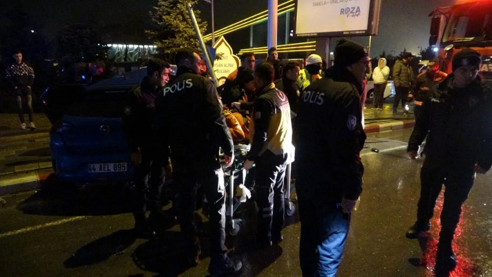 Feci kaza... Kavşakta çarpışan 2 araç hurdaya döndü: 4 yaralı