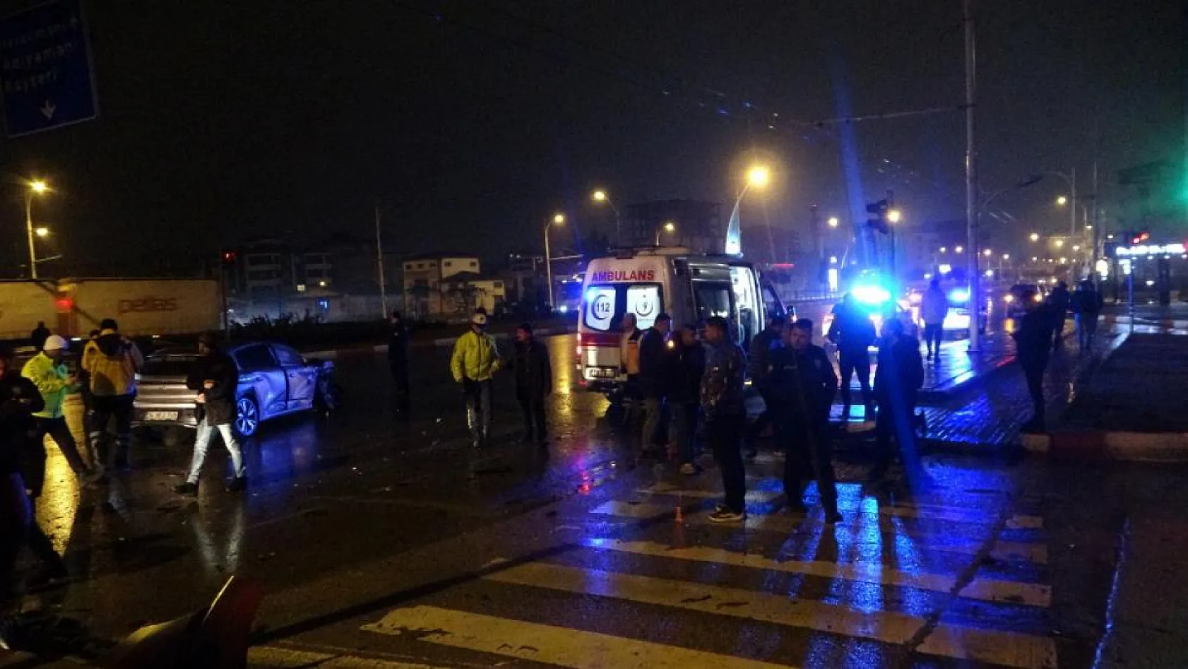 Feci kaza... Kavşakta çarpışan 2 araç hurdaya döndü: 4 yaralı