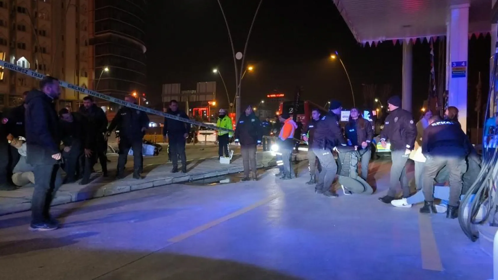 Dengesini kaybeden genç motosiklet sürücüsü otobüsün altında kalarak can verdi