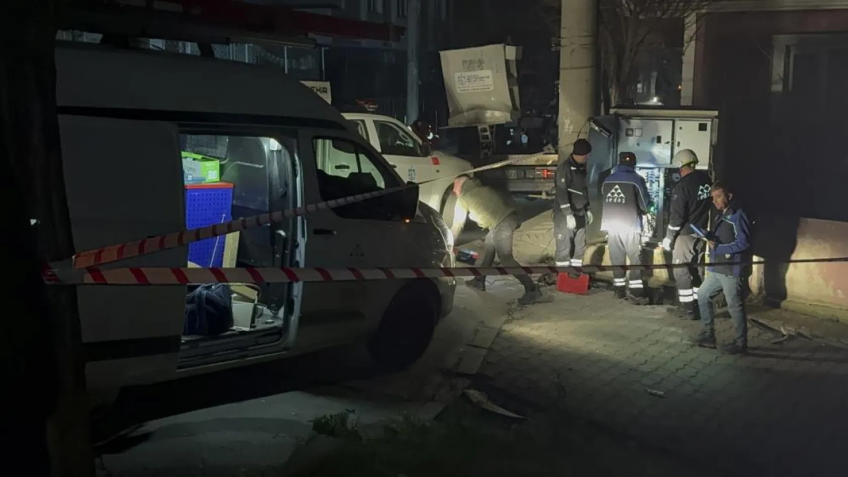 Trafo onarımı sırasında 2 personelin yüzü ve kolu yandı