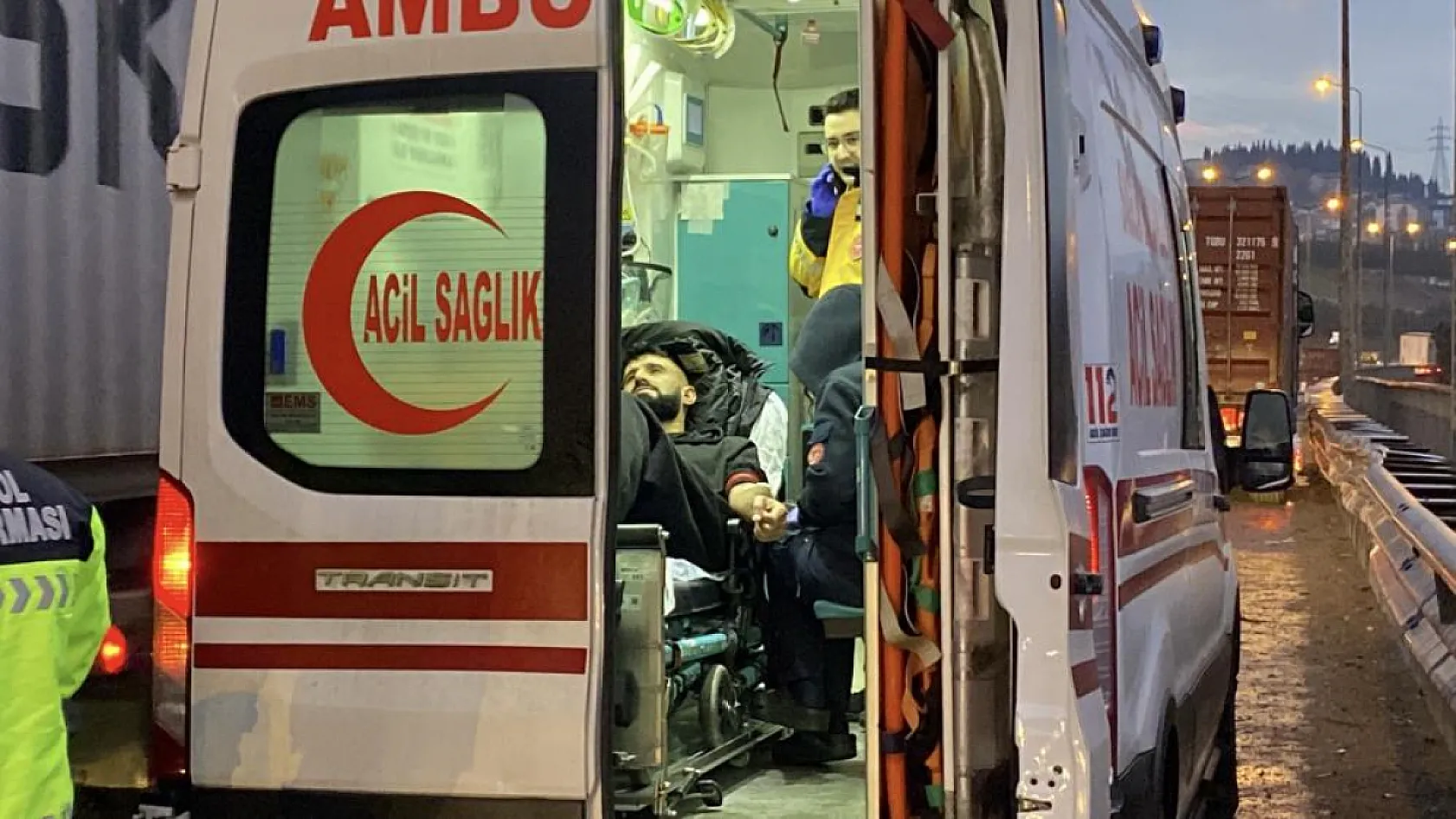 Makaslama yapan tırdan konteyner düştü, dorse bariyerlere girdi: 1 yaralı