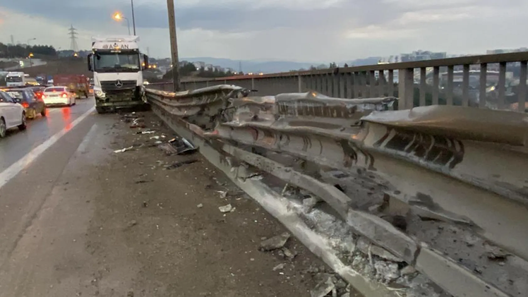 Makaslama yapan tırdan konteyner düştü, dorse bariyerlere girdi: 1 yaralı