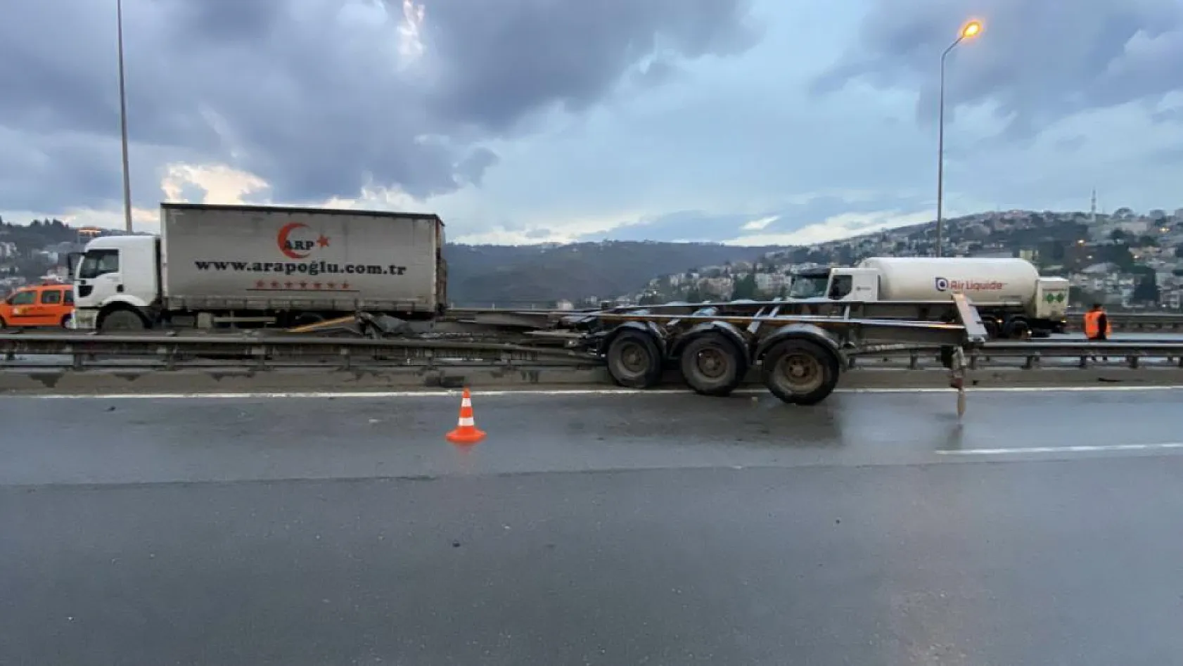 Makaslama yapan tırdan konteyner düştü, dorse bariyerlere girdi: 1 yaralı