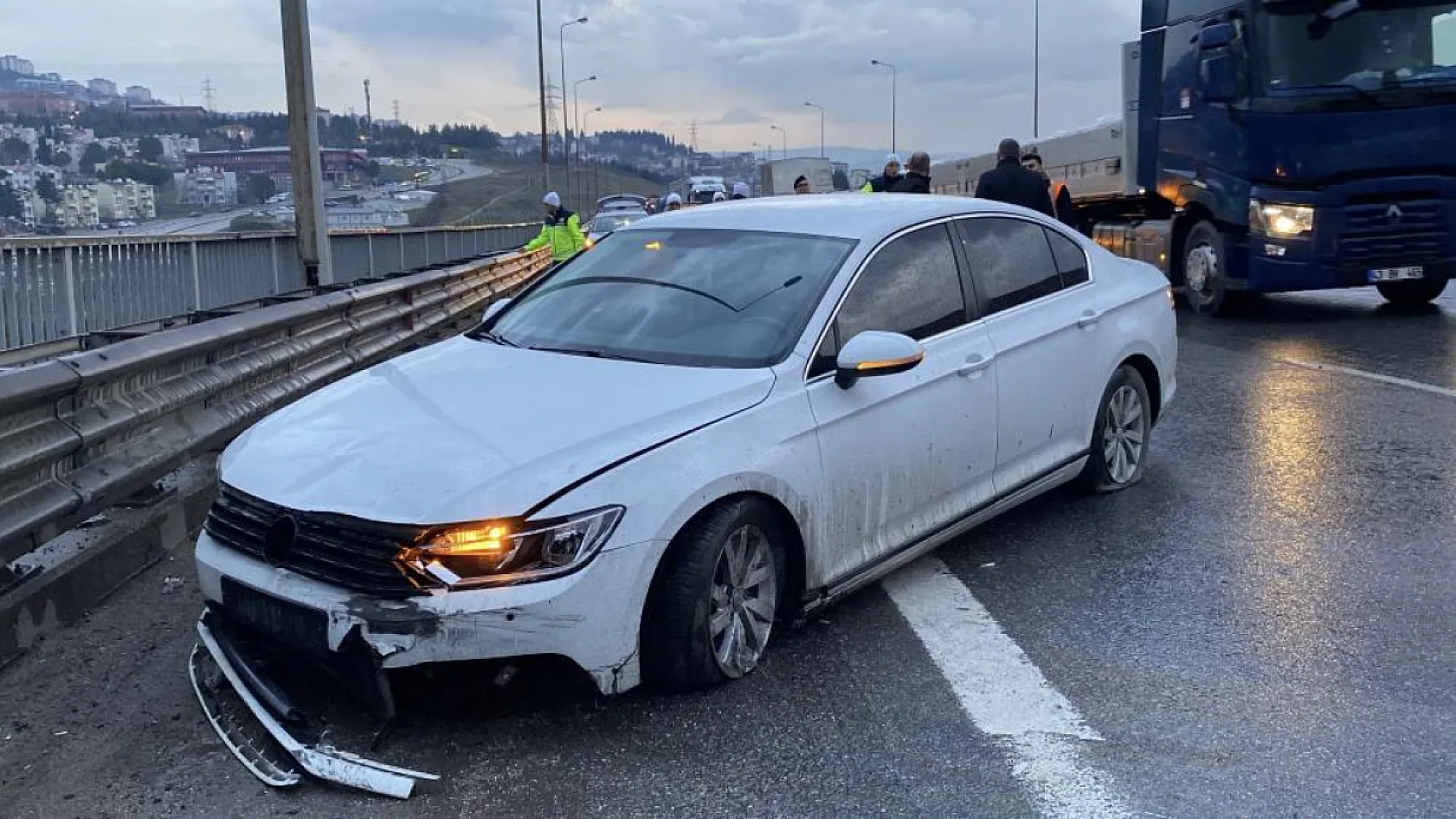Makaslama yapan tırdan konteyner düştü, dorse bariyerlere girdi: 1 yaralı