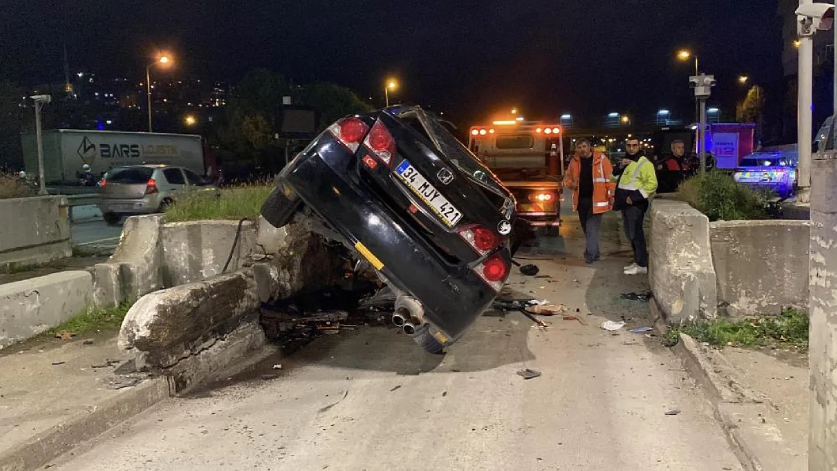 Kendisi yaralı olduğu halde, tek tek arkadaşlarının sağlık durumlarını sordu