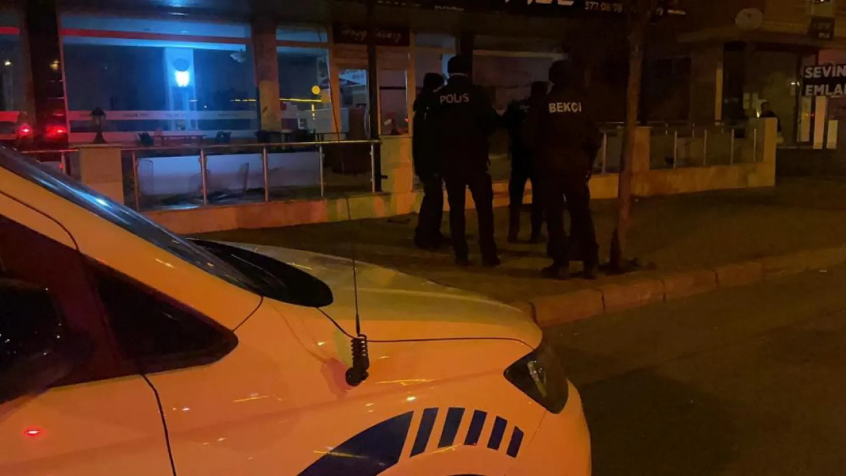 Komşular arasındaki yüksek sesle müzik dinleme tartışması kanlı bitti: 2 yaralı