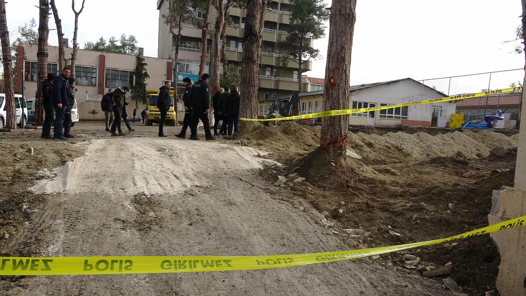 Burdur'da Öğretmenevi bahçesindeki kazıda insan kemikleri bulundu