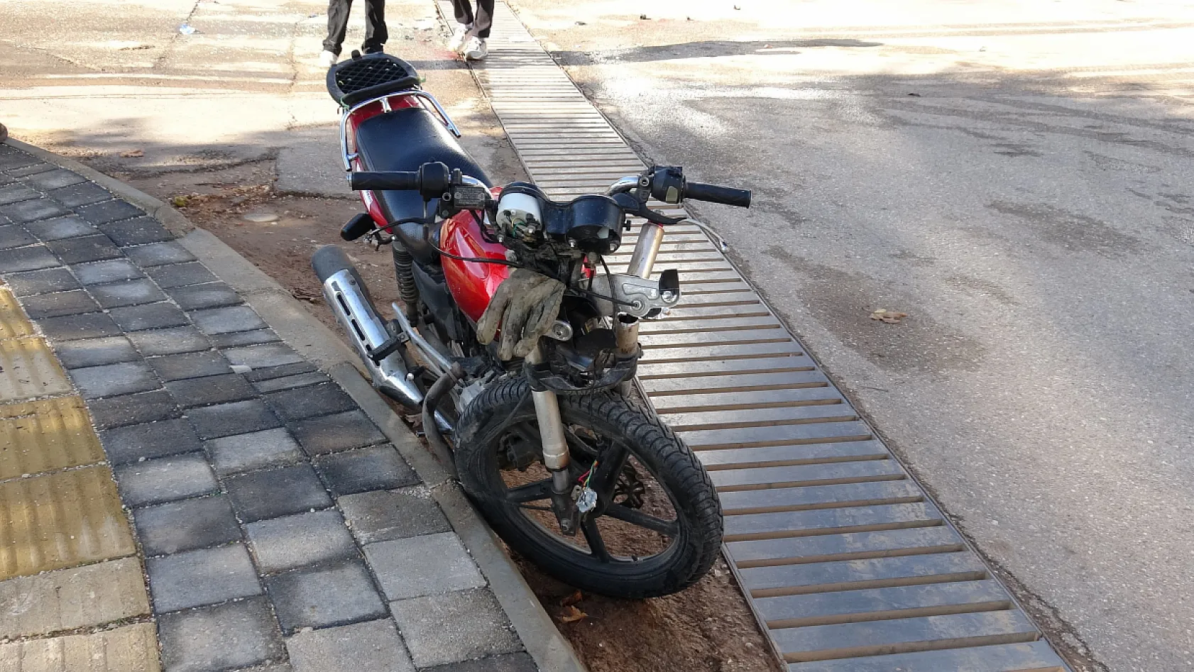 17 yaşındaki ehliyetsiz motosiklet sürücüsü ölümden döndü