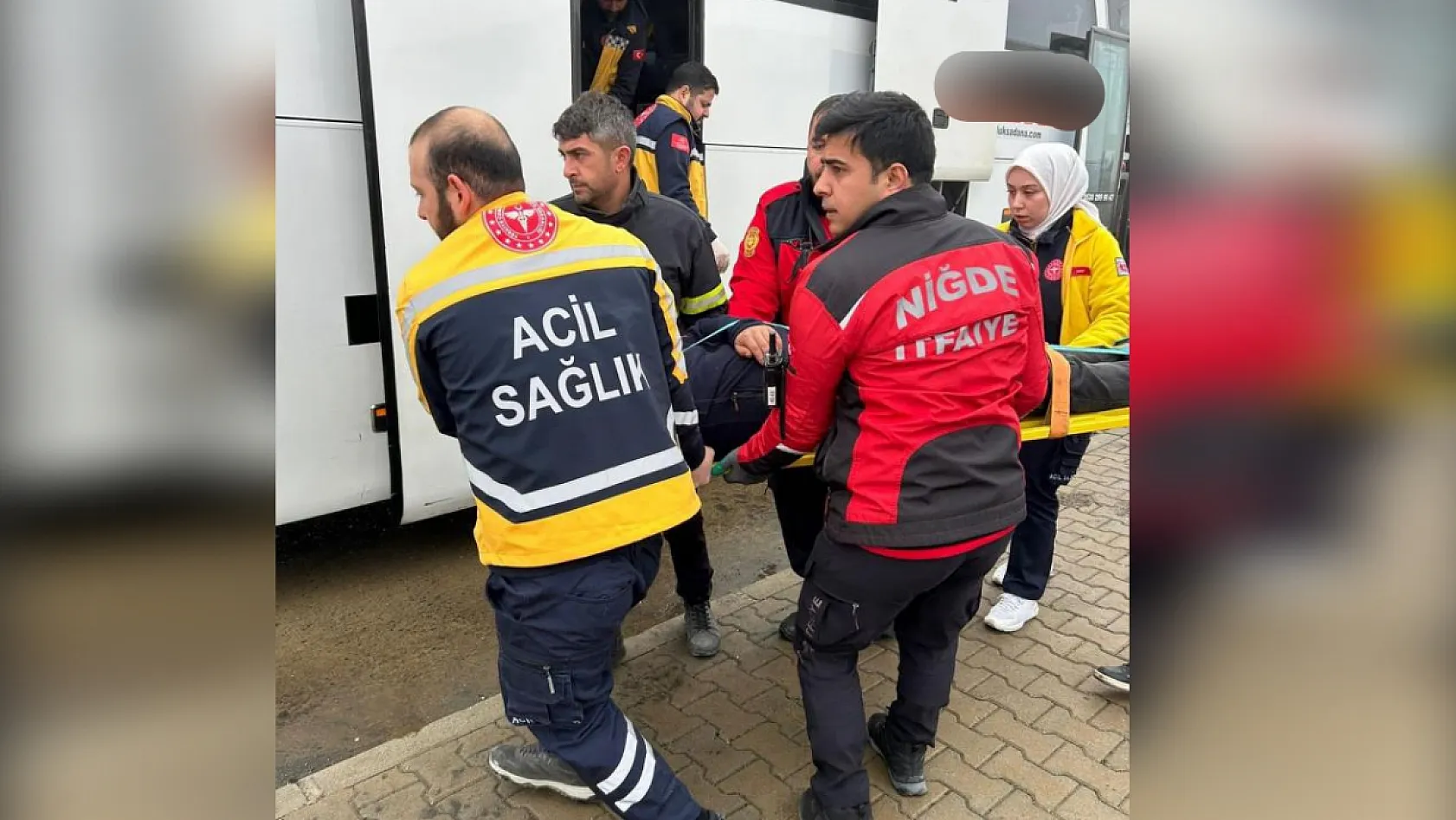 Yolcu otobüsü tıra çarptı: 8 yaralı