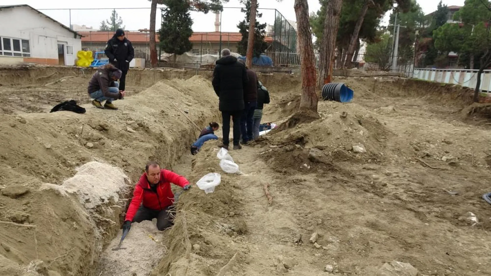 Öğretmenevi bahçesinden çıkan kemikler için antropologlar sahada çalışma başlattı