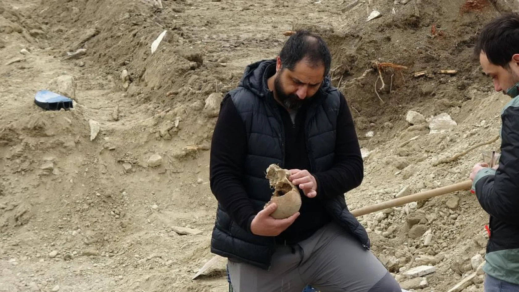 Öğretmenevi bahçesinden çıkan kemikler için antropologlar sahada çalışma başlattı