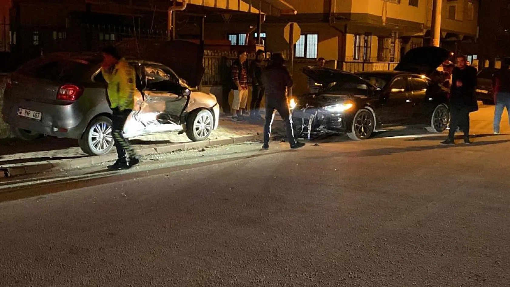 2 otomobil çarpıştı: 3 yaralı