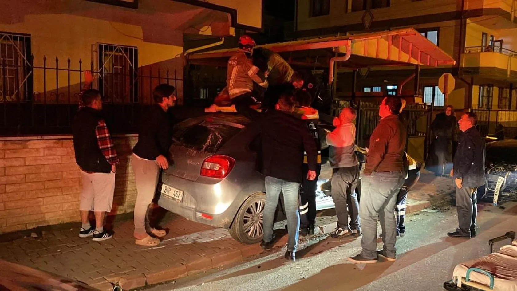 2 otomobil çarpıştı: 3 yaralı
