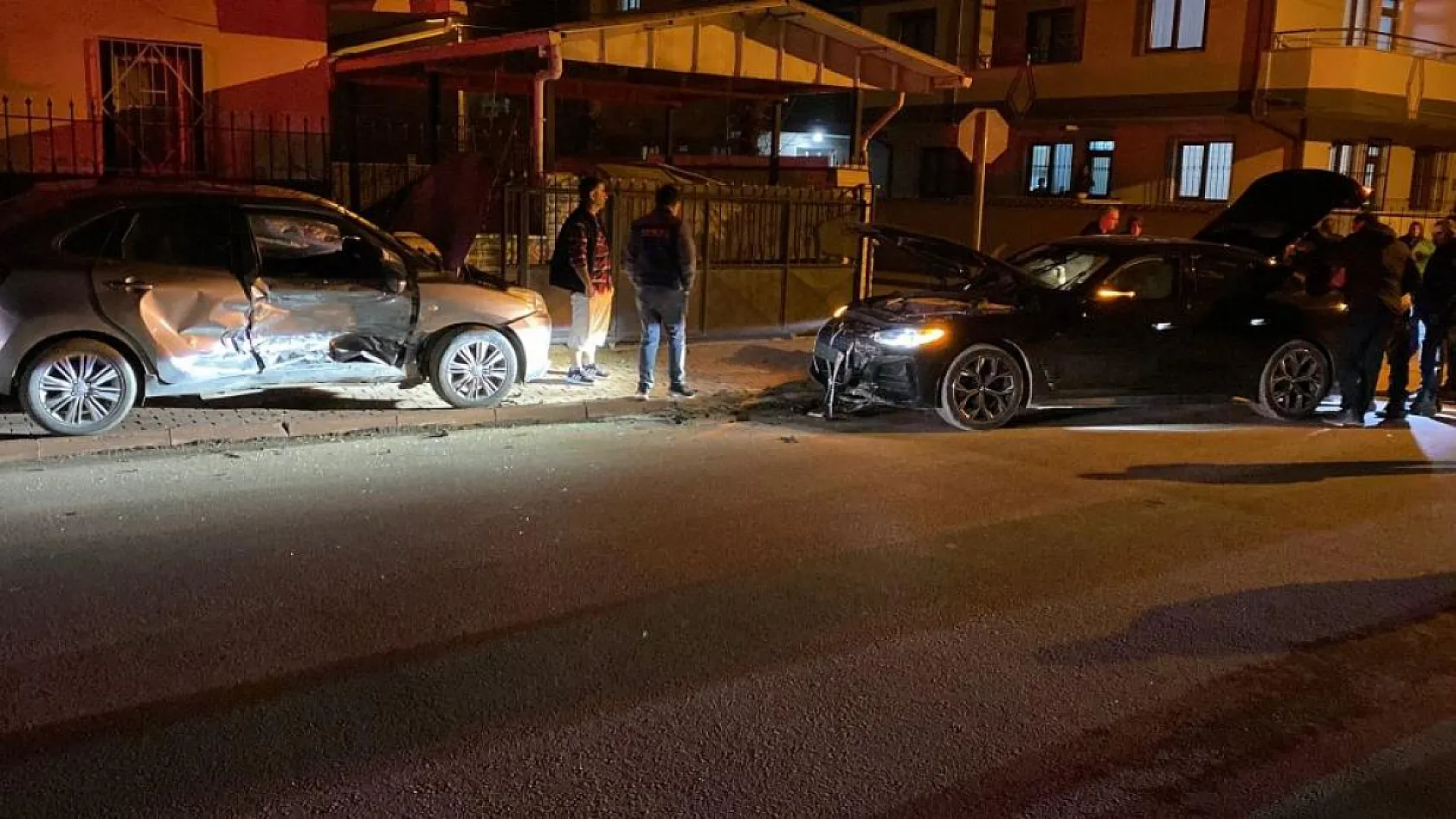 2 otomobil çarpıştı: 3 yaralı