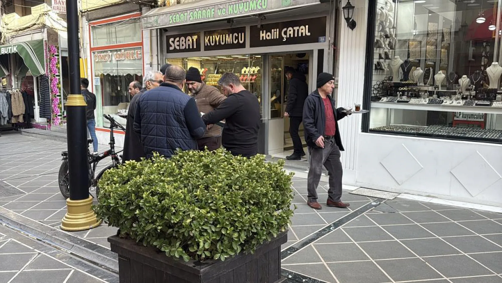 Eşinin dikkati, polis ve kuyumcunun titiz çalışmasıyla dolandırılmaktan son anda kurtuldu