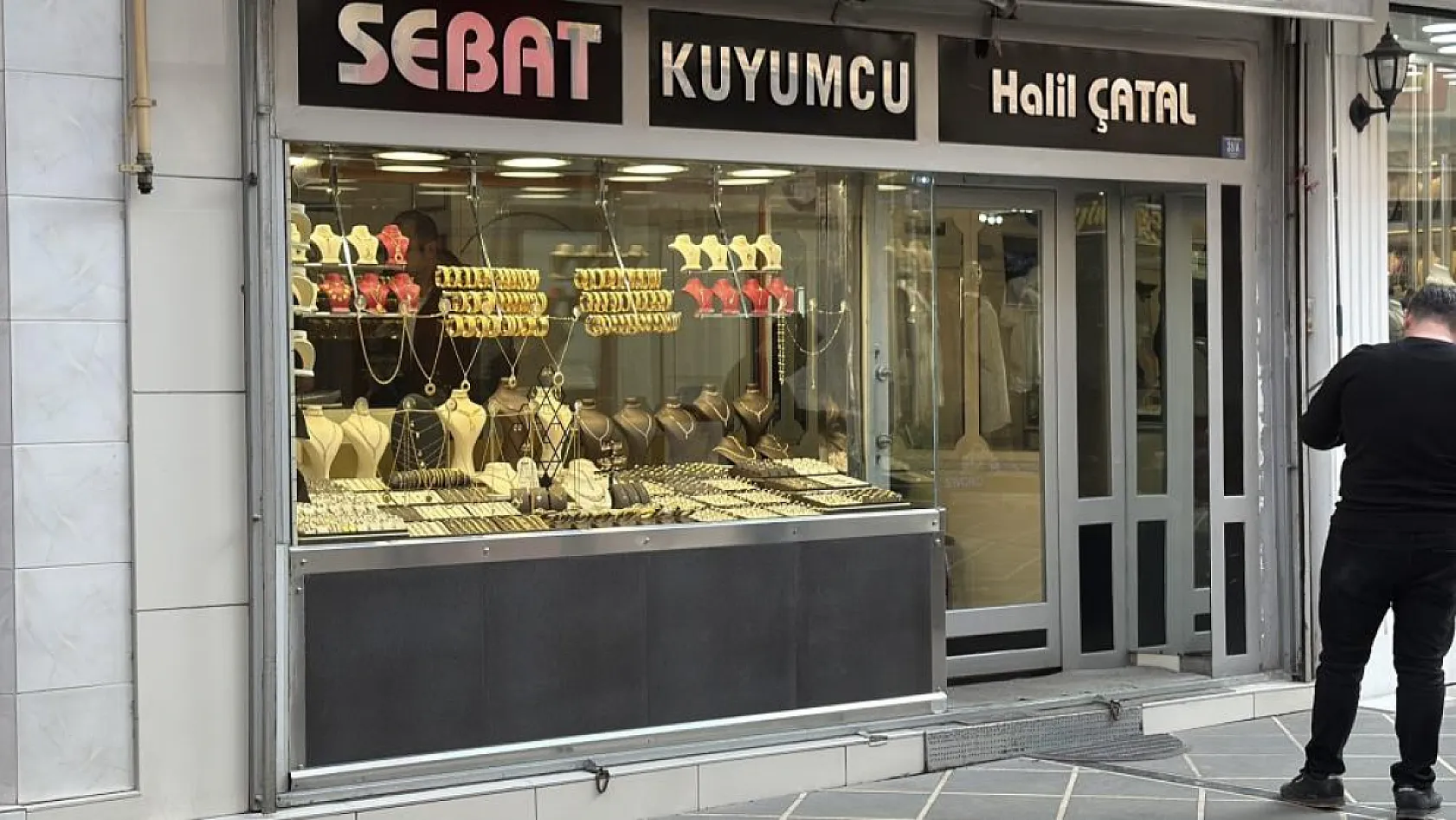 Eşinin dikkati, polis ve kuyumcunun titiz çalışmasıyla dolandırılmaktan son anda kurtuldu