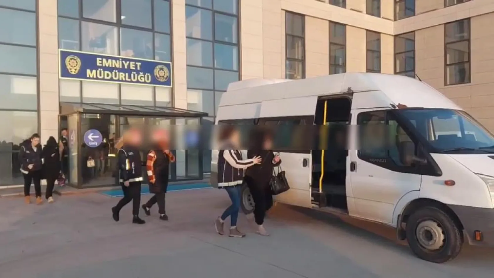 Yabancı kadınları Türkiye'ye bakıcılık vadiyle getirip fuhşa zorladılar