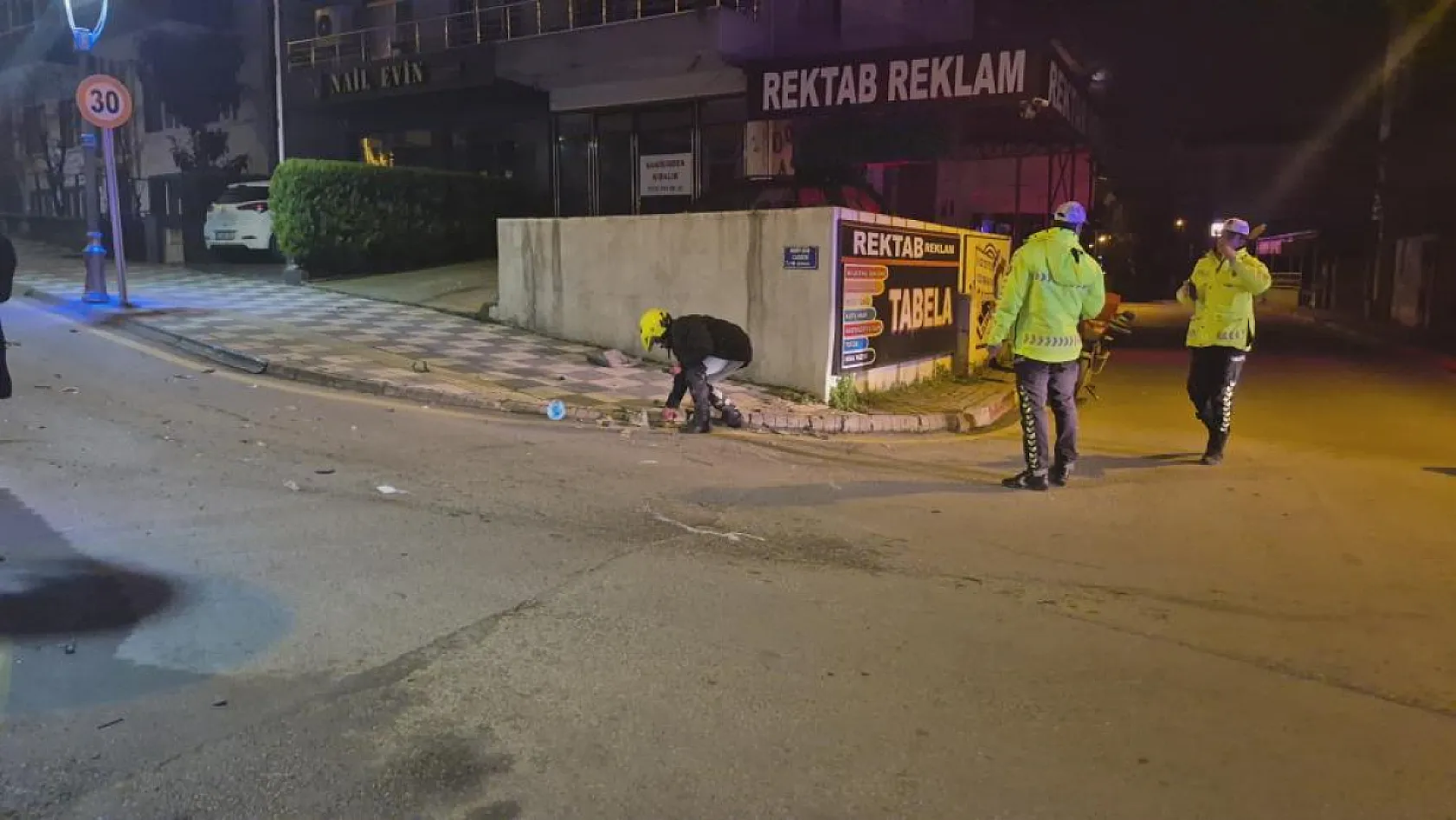 Bir garip kaza: İki aracın sürücüsü de olay yerinden kaçtı