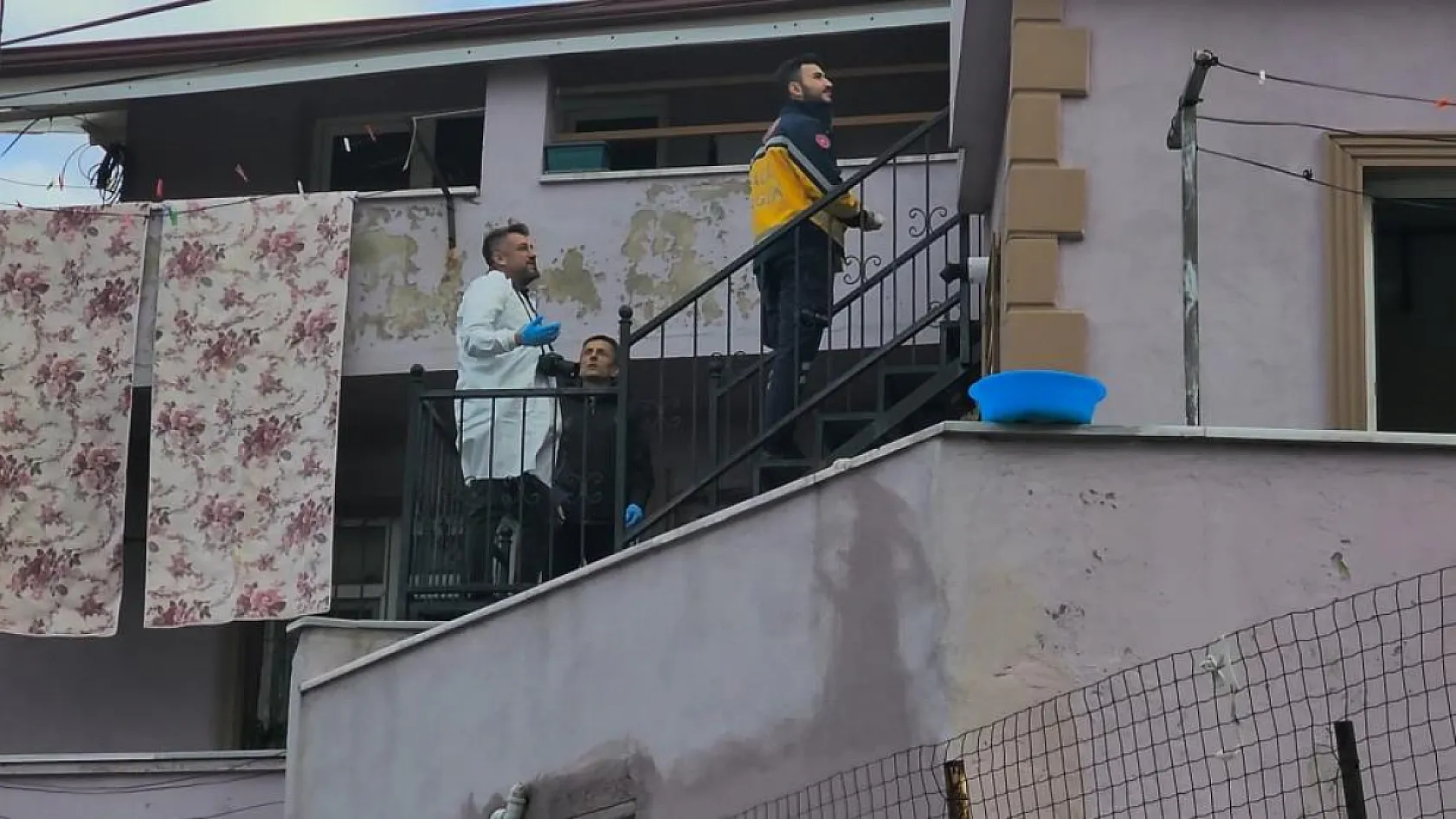 İki çocuk annesi kadın evinde ölü bulundu