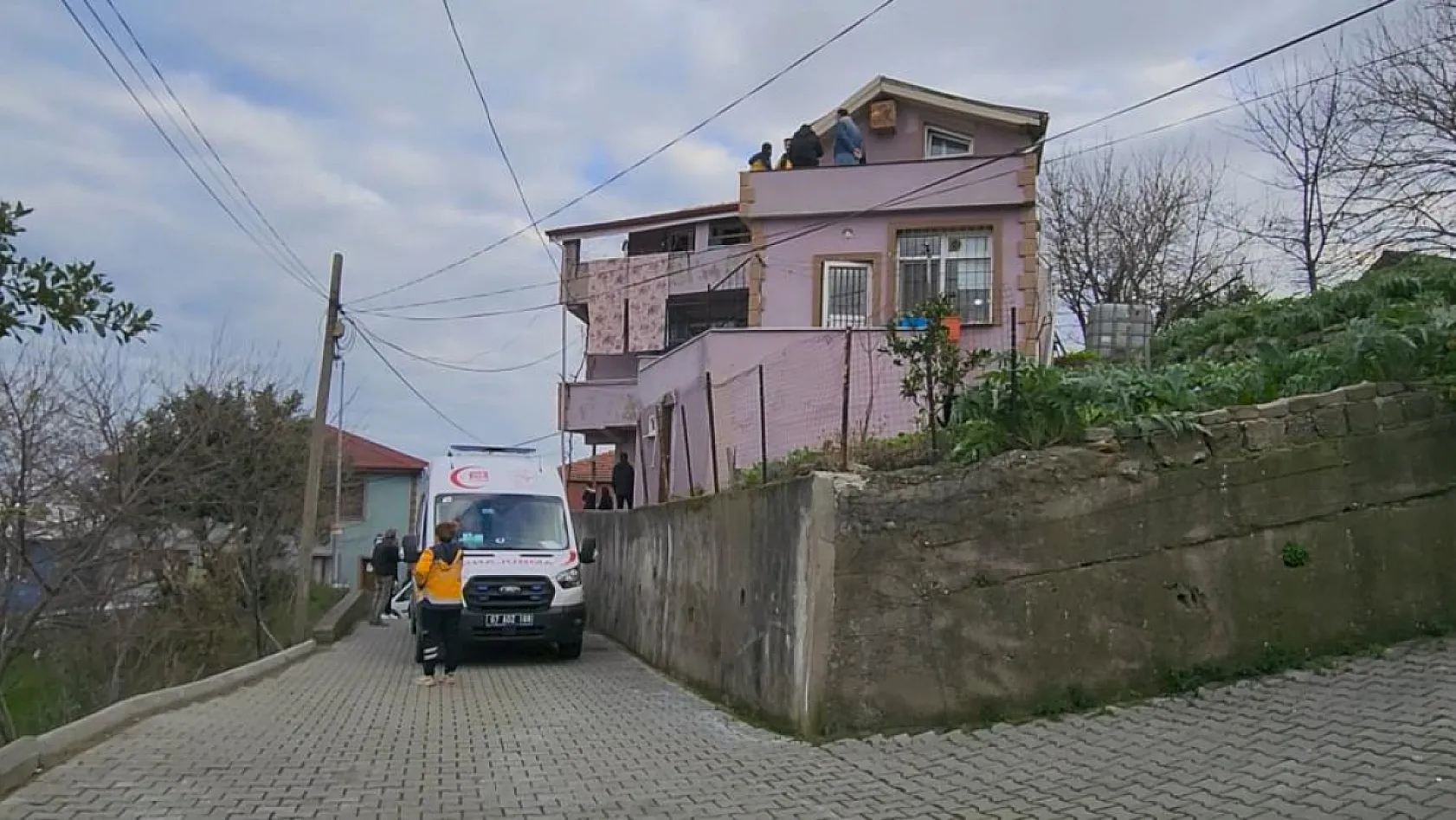 İki çocuk annesi kadın evinde ölü bulundu