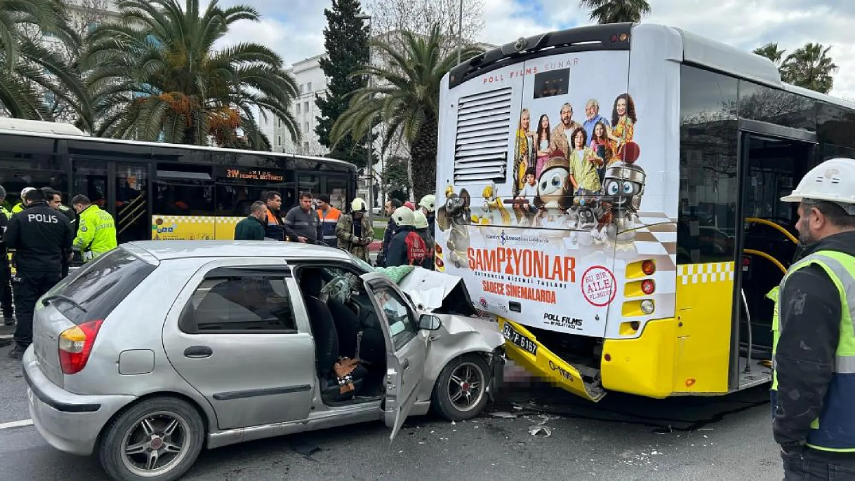 Kadın sürücü otobüse arkadan çarptı: Otomobildeki 3'ü çocuk 8 kişi yaralandı