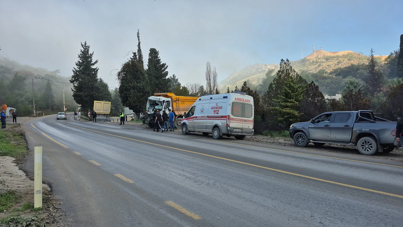 Muğla'da kamyonlar çarpıştı: 1'i ağır 2 yaralı