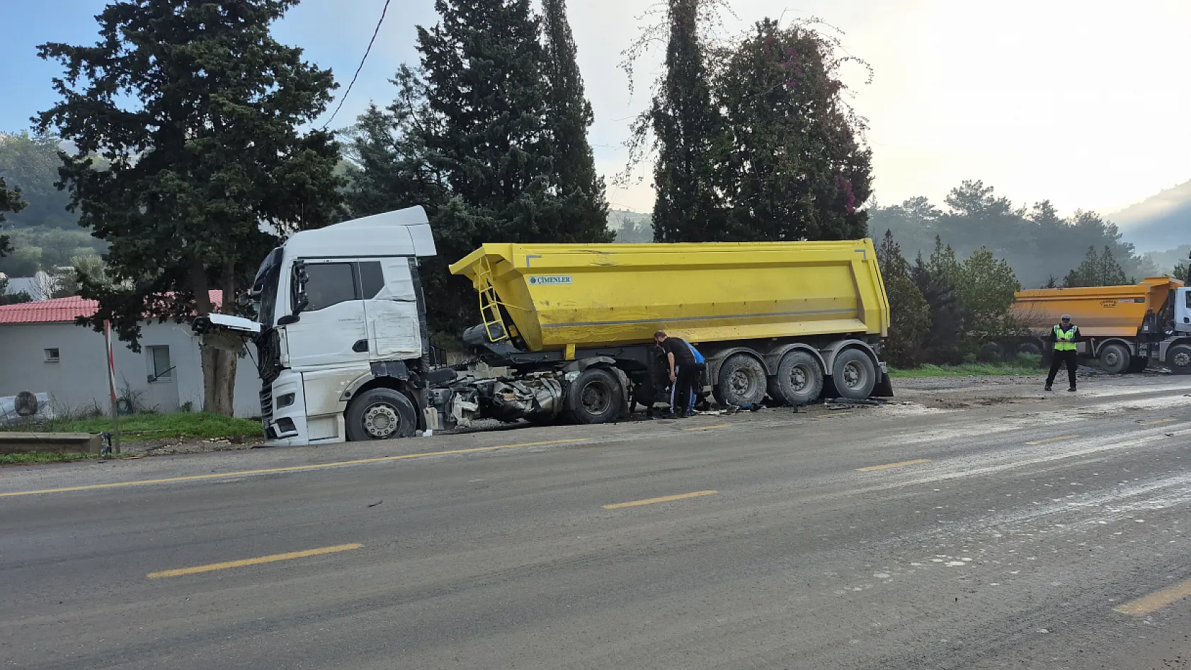 Muğla'da kamyonlar çarpıştı: 1'i ağır 2 yaralı